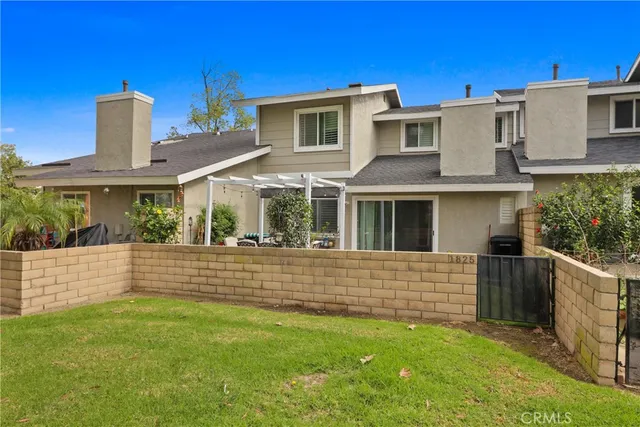 a view of front of house with a yard