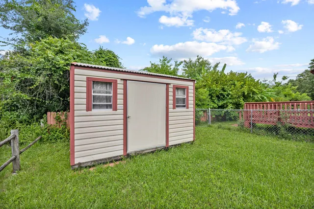 a view of a house with backyard