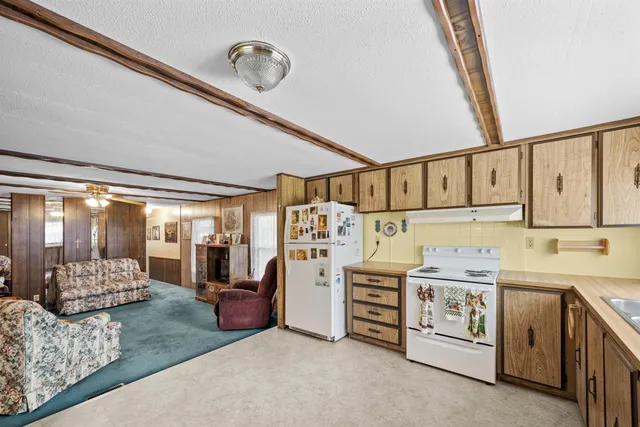 a view of utility room and washer