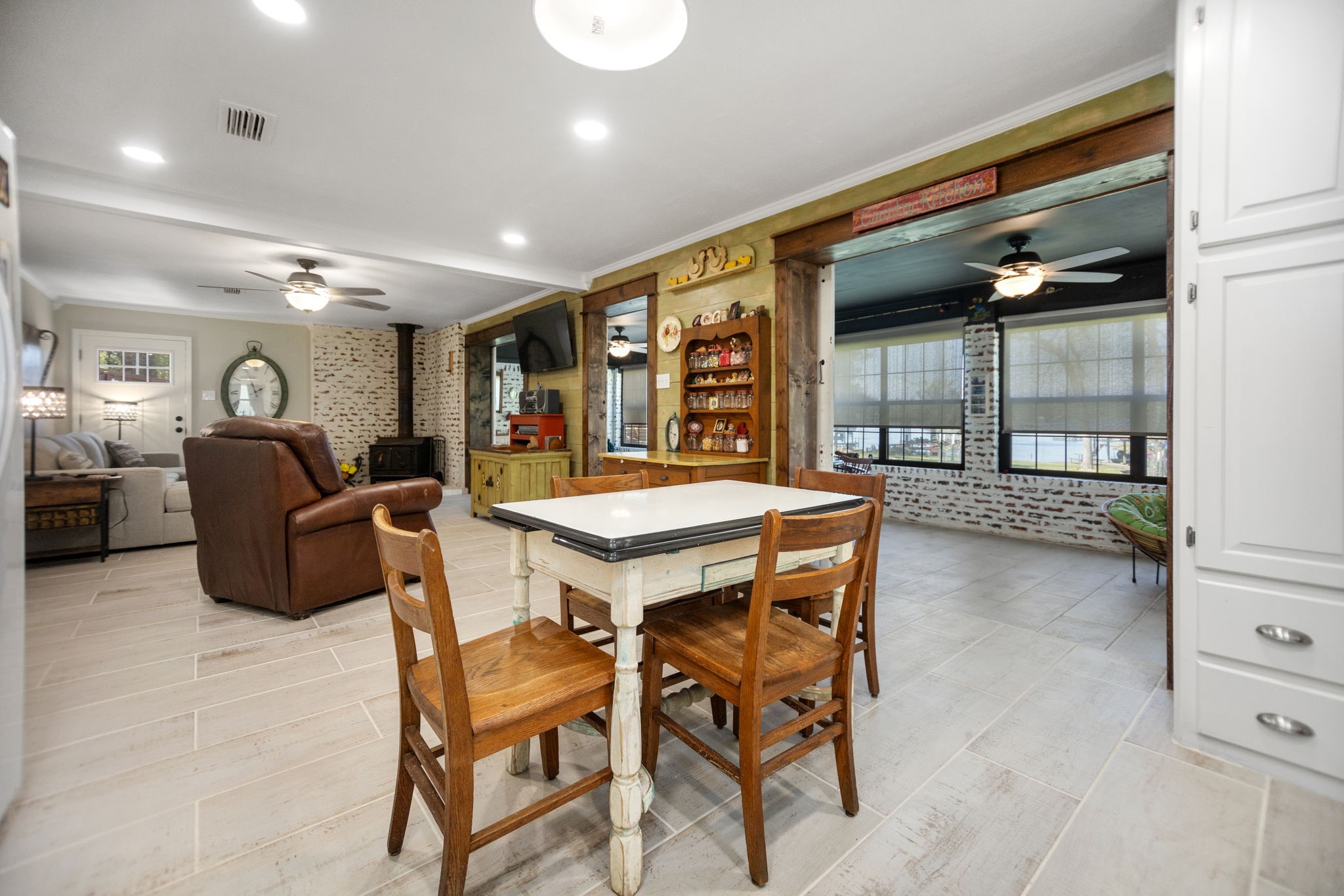 160 Dailey Road Crockett, TX 75835 - Photo 19 of 40 a dining area with furniture and window