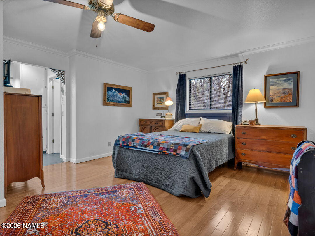 1005 Park Way Williams, AZ 86046 - Photo 25 of 45 a bedroom with a large bed and a chandelier