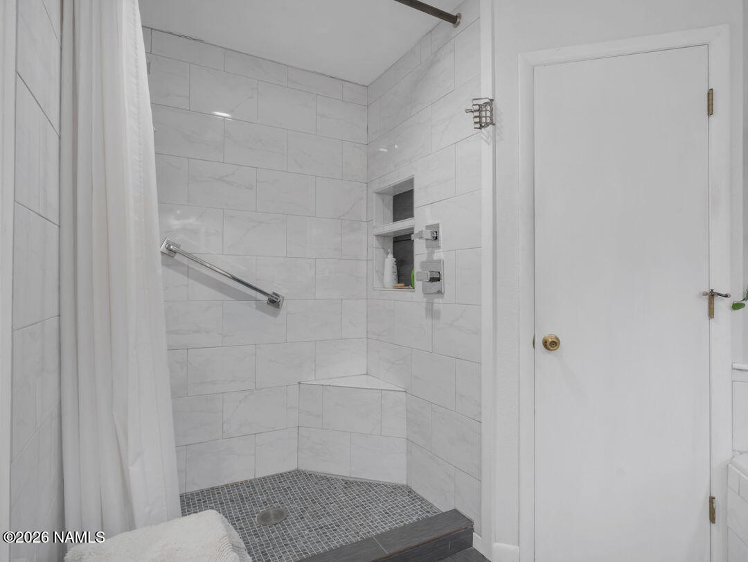 1005 Park Way Williams, AZ 86046 - Photo 29 of 45 a bathroom with a shower