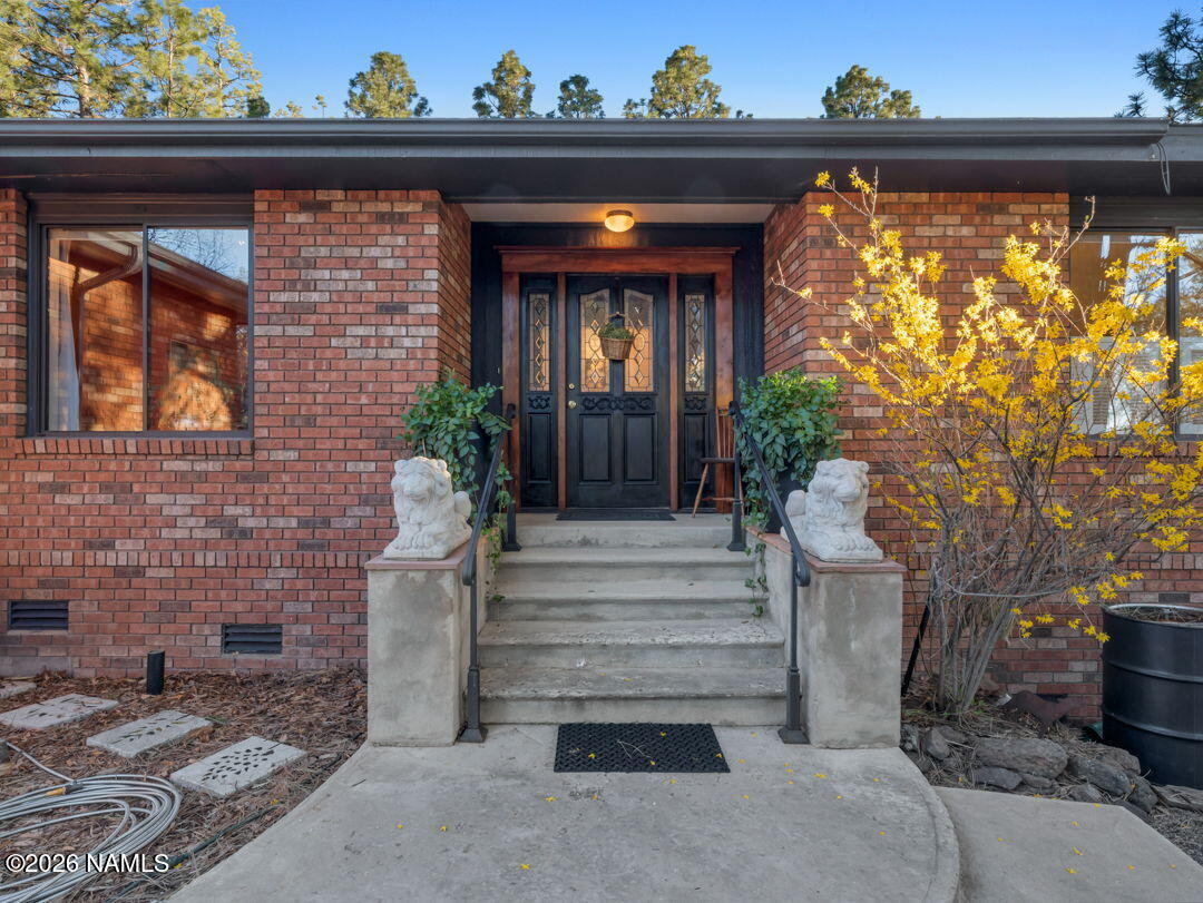 1005 Park Way Williams, AZ 86046 - Photo 3 of 45 a view of entryway with a front door