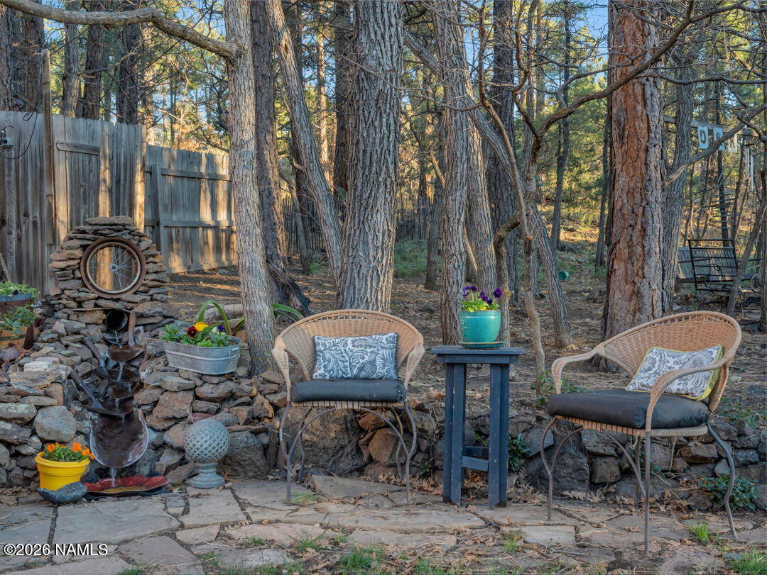 1005 Park Way Williams, AZ 86046 - Photo 33 of 45 a backyard of a house with table and chairs
