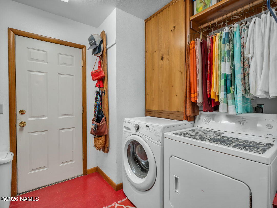 1005 Park Way Williams, AZ 86046 - Photo 42 of 45 a utility room with dryer and washer