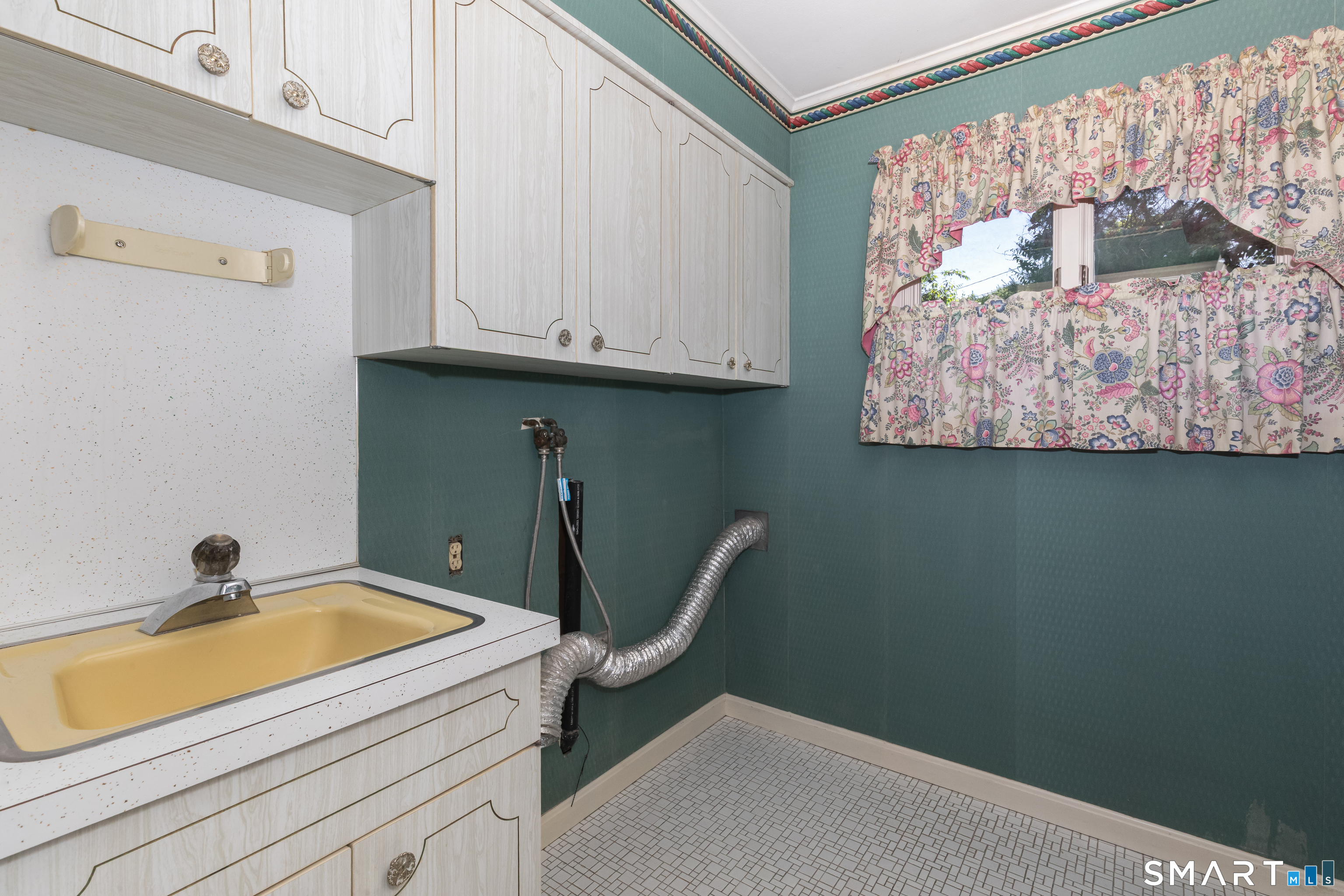 319 Maybrook Road Waterbury, CT 06708 - Photo 10 of 40