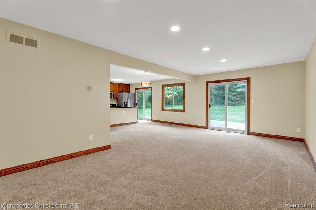 2411 Rochelle Park Drive Rochester Hills, MI 48309 - Photo 8 of 41