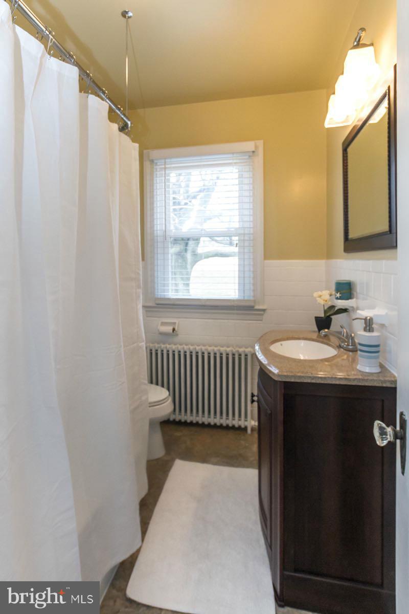 3758 Black Rock Road Upperco, MD 21155 - Photo 22 of 30 Main lvl full hall bathroom w/tile surround