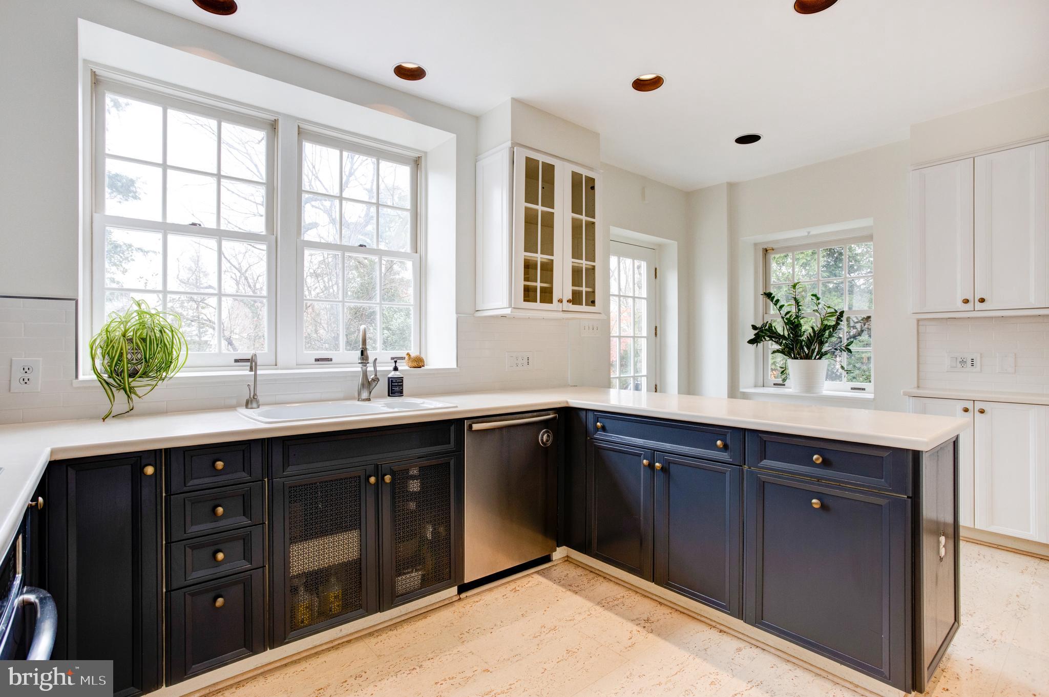 5 East Hampton Road Philadelphia, PA 19118 - Photo 4 of 32