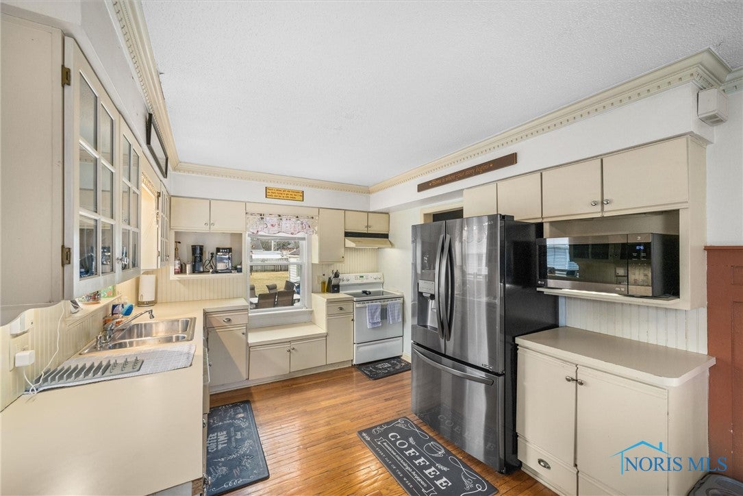 2939 West Alexis Road Toledo, OH 43613 - Photo 8 of 25 Spacious Kitchen