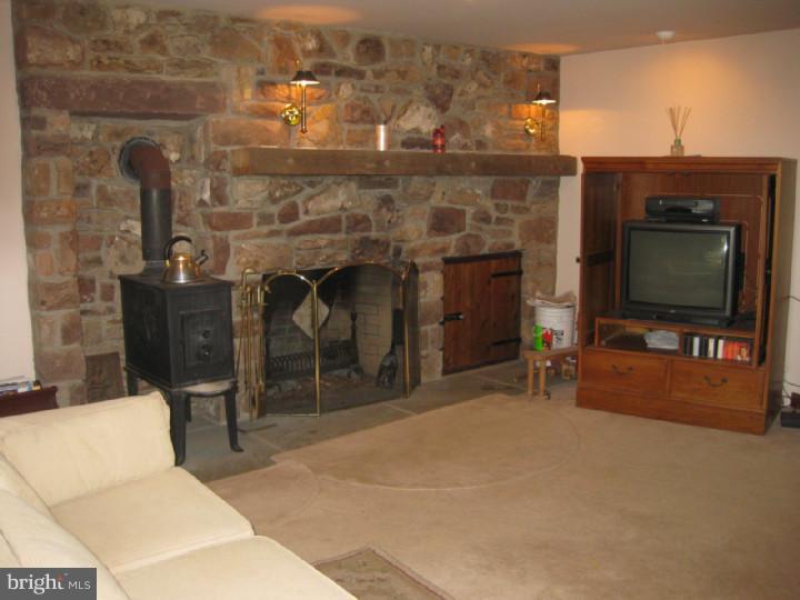 6845 Stump Road Pipersville, PA 18947 - Photo 5 of 16 Living Room