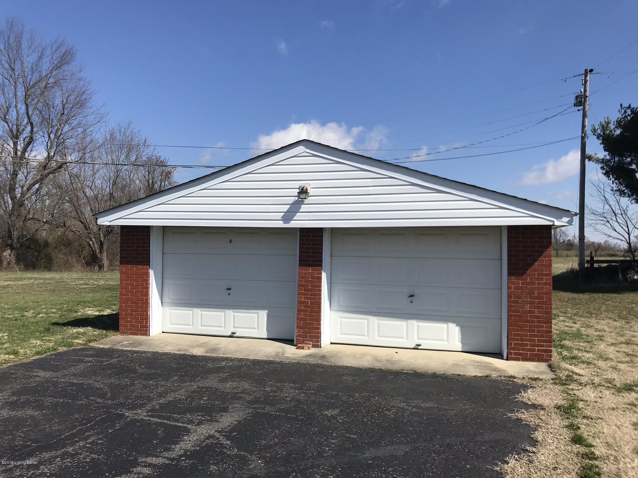 2052 Stringer Lane Mount Washington, KY 40047 - Photo 31 of 41 Garage