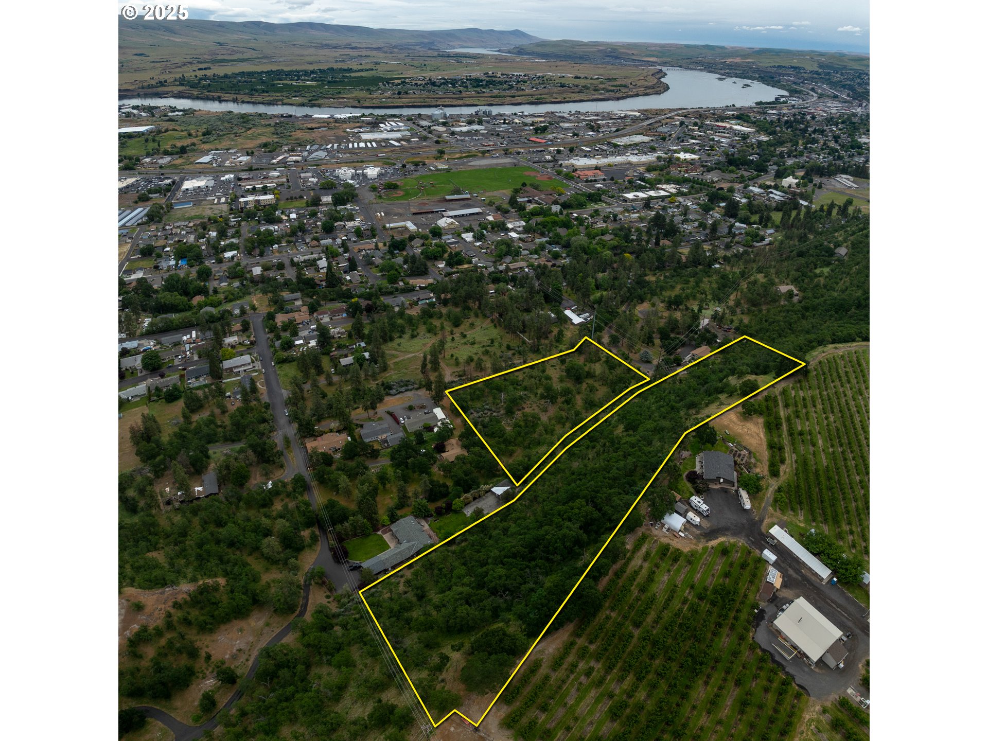 West 16th The Dalles, OR 97058 - Photo 4 of 10 a view of a yard from a balcony