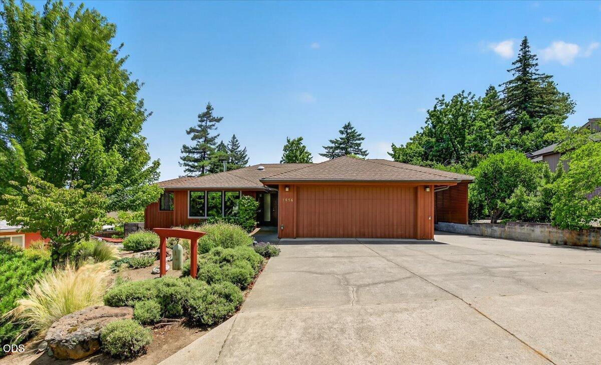 1056 Beswick Way Ashland, OR 97520 - Photo 1 of 47