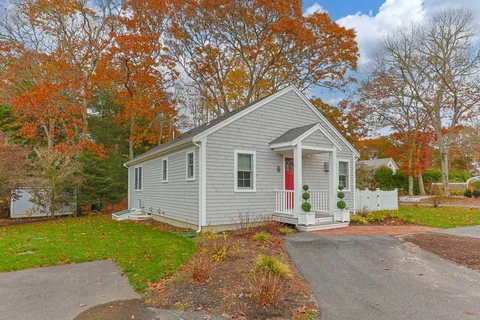 $1,095,000 | 16 2nd Avenue, Unit 4, Osterville, MA 02655