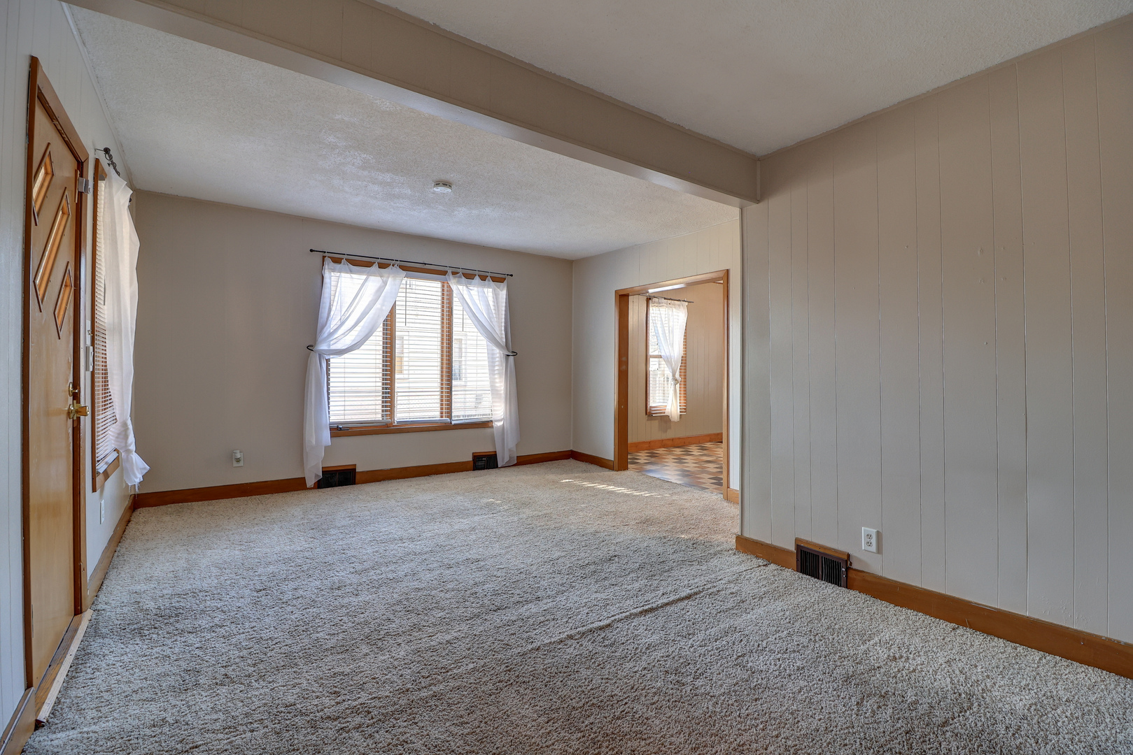 1305 3rd Avenue Sterling, IL 61081 - Photo 4 of 29 an empty room with windows