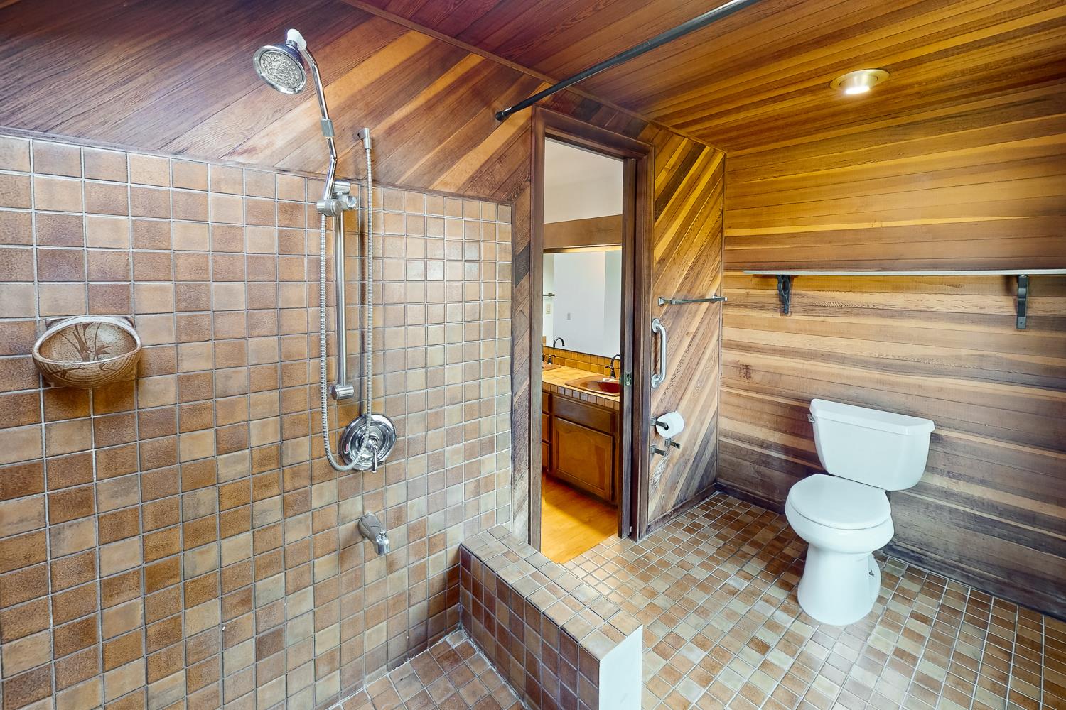 22801 Hidden Ranch Road Auburn, CA 95602 - Photo 26 of 94 a bathroom with a toilet and a shower