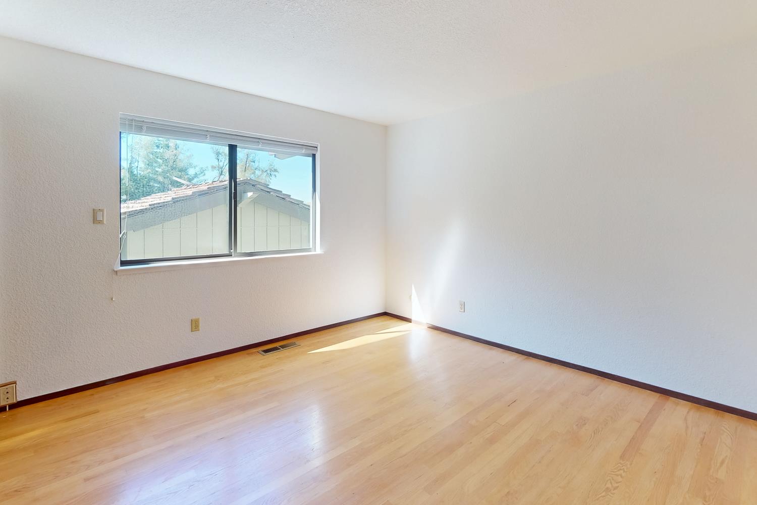 22801 Hidden Ranch Road Auburn, CA 95602 - Photo 40 of 94 an empty room with a window