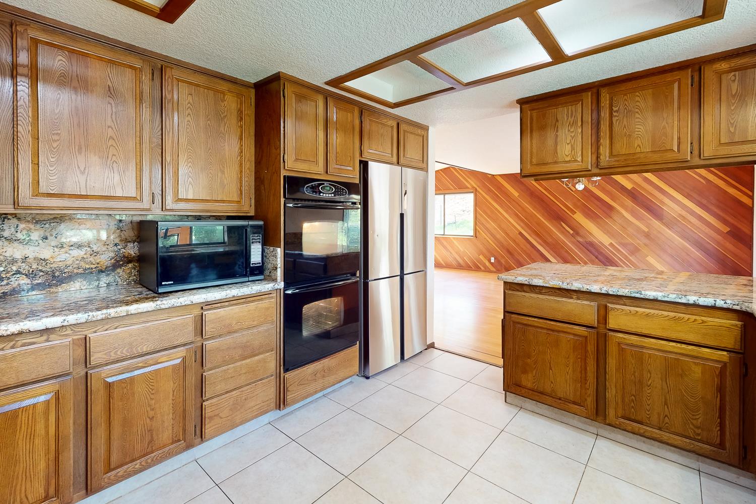22801 Hidden Ranch Road Auburn, CA 95602 - Photo 42 of 94 a kitchen with cabinets and appliances