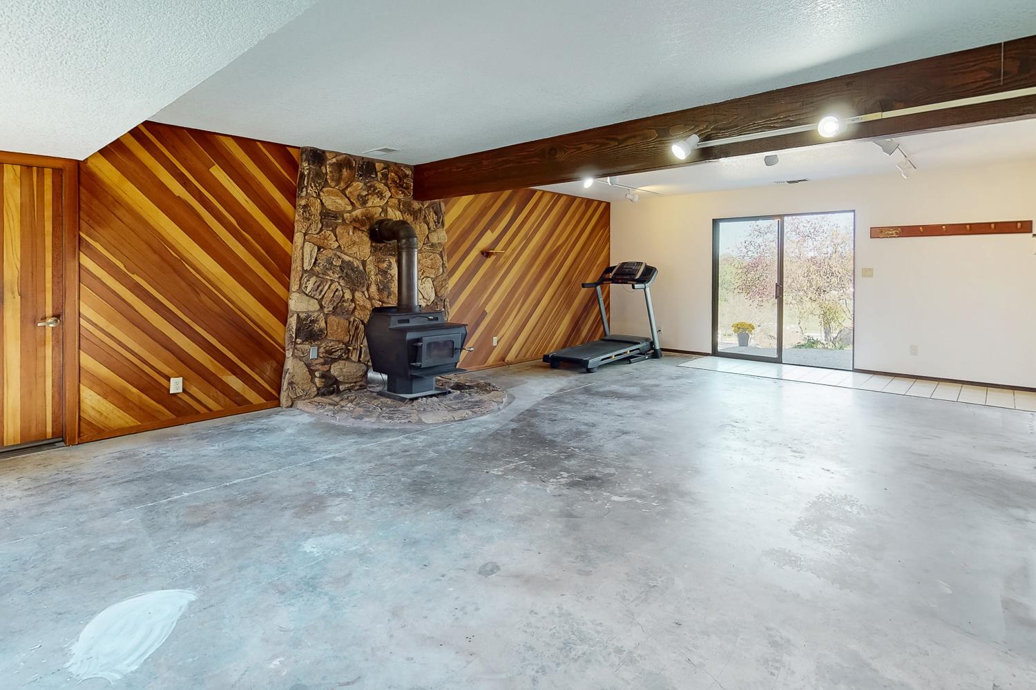 22801 Hidden Ranch Road Auburn, CA 95602 - Photo 44 of 94 a view of an empty room with wooden floor