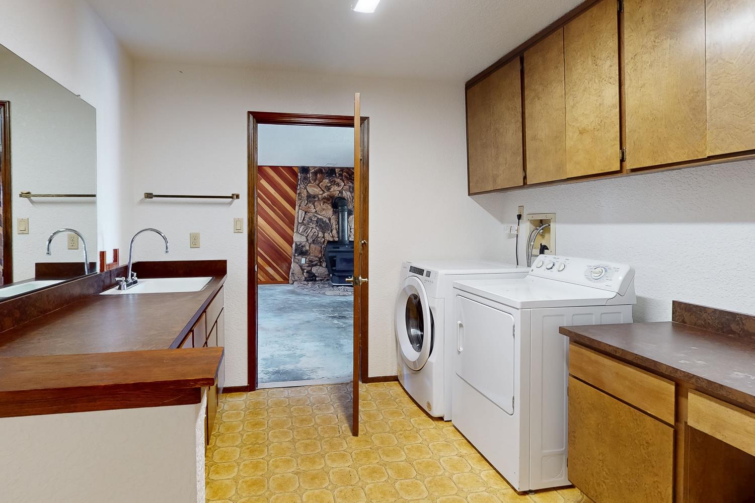 22801 Hidden Ranch Road Auburn, CA 95602 - Photo 46 of 94 Laundry Room with 1/2 bath
