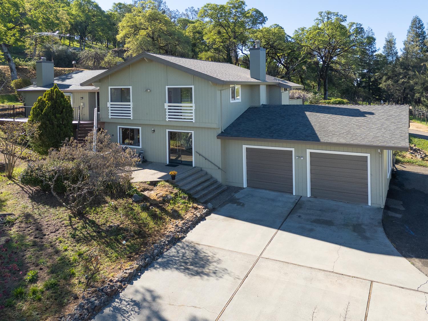22801 Hidden Ranch Road Auburn, CA 95602 - Photo 9 of 94 a front view of house with yard and trees in the background