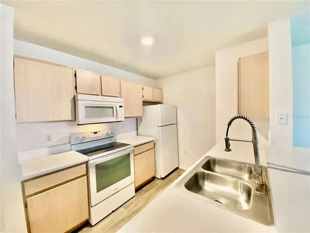 $1,450 | 5459 Vineland Road, Unit 4210, Orlando, FL 32811