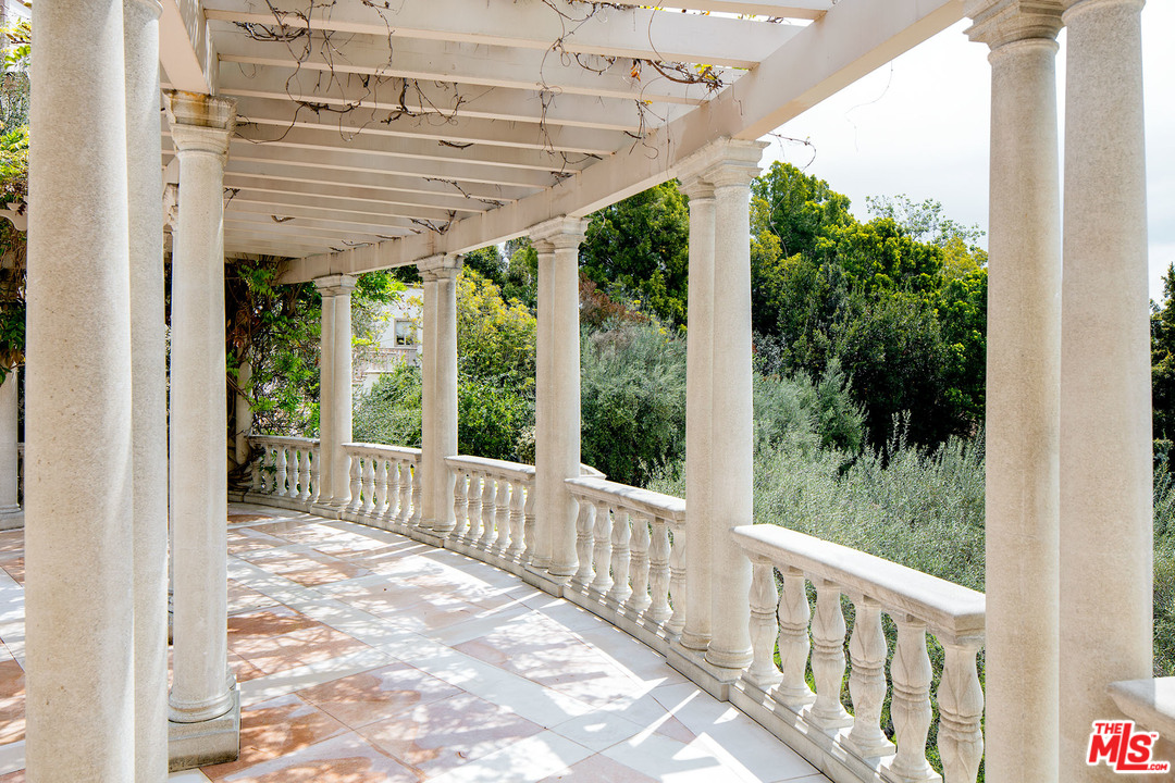 10539 Bellagio Road Los Angeles, CA 90077 - Photo 9 of 15