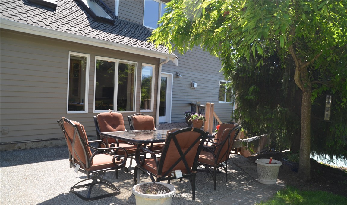 10214 Northeast 156th Place Bothell, WA 98011 - Photo 4 of 25 Gallery Image 4