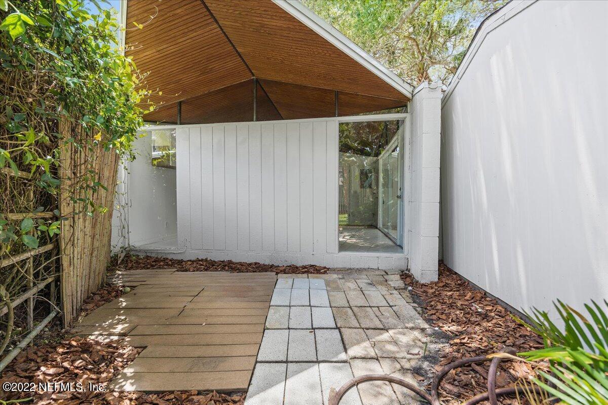 1613 Ocean Boulevard Atlantic Beach, FL 32233 - Photo 9 of 9 a view of a entryway