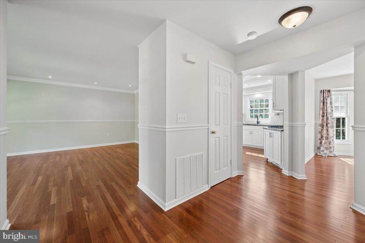17225 General Custer Way Poolesville, MD 20837 - Photo 7 of 127 Looking into Living Room