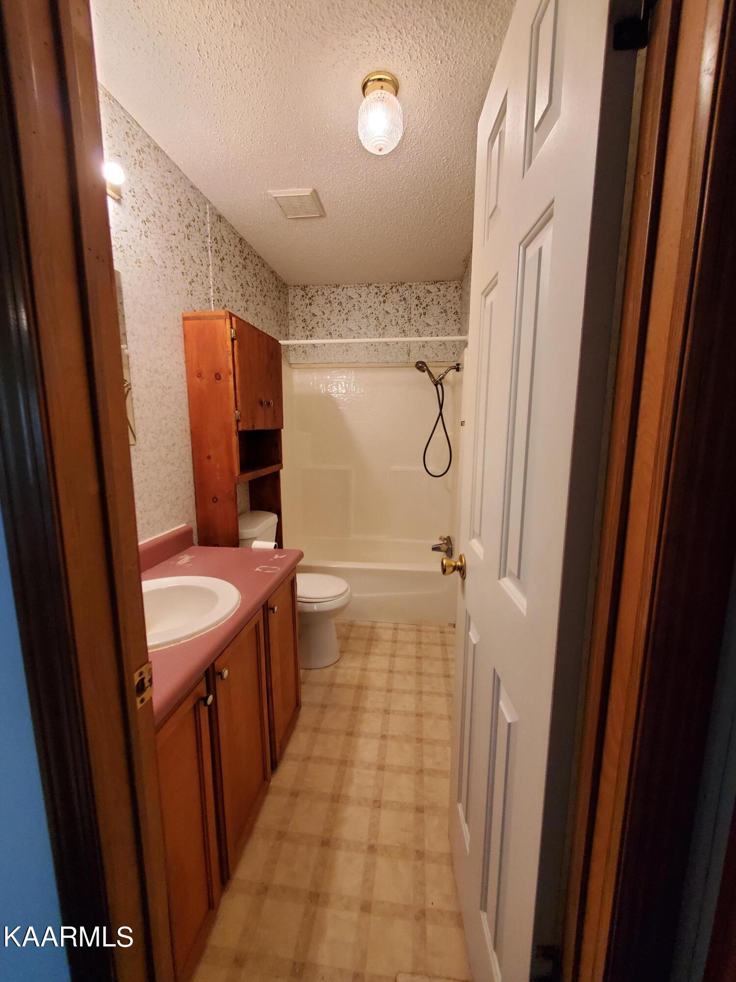 1441 Seagle Hollow Road Sevierville, TN 37876 - Photo 27 of 40 Hall Bath