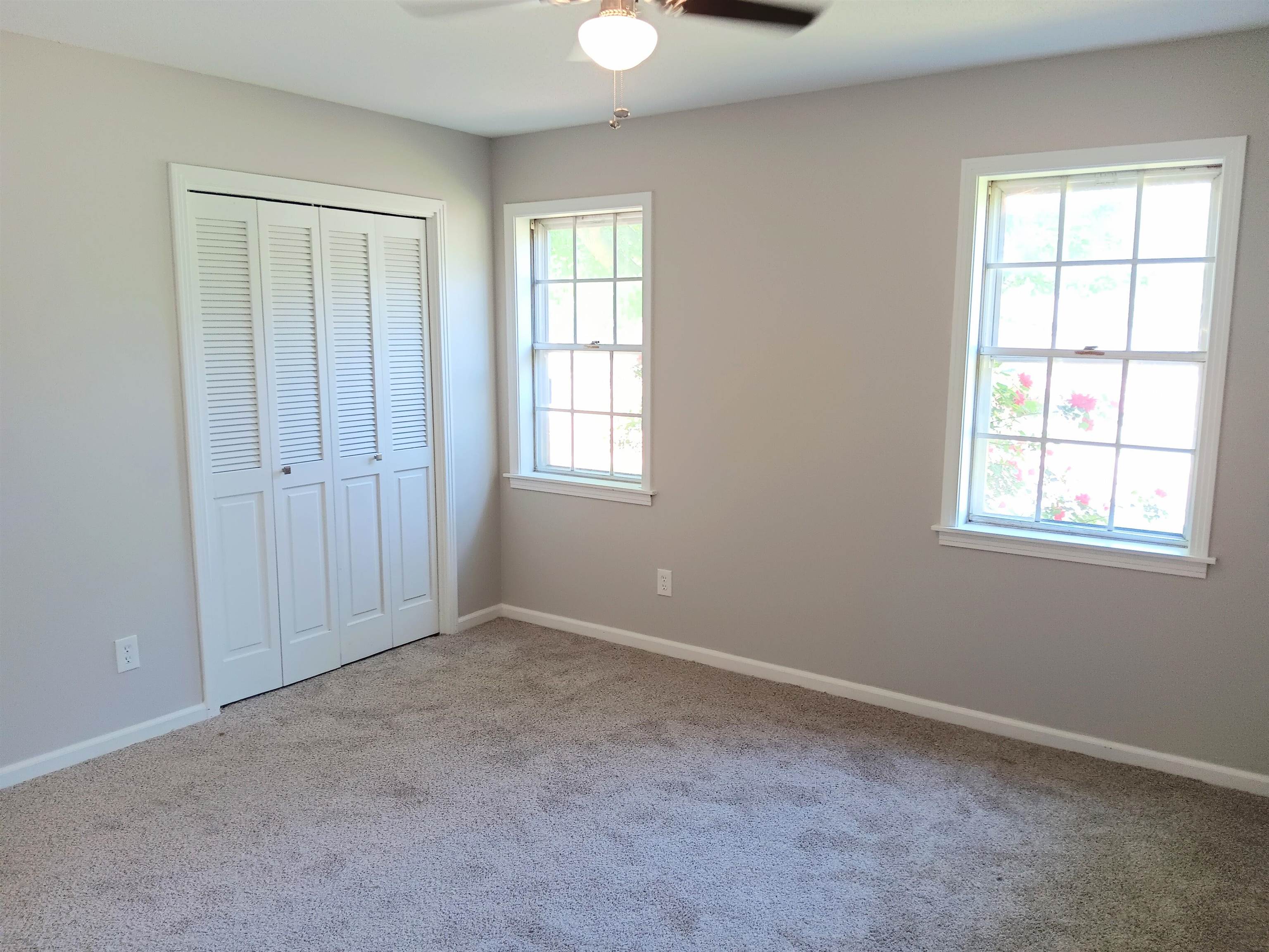6085 Ivanhoe Road Bartlett, TN 38134 - Photo 10 of 20 an empty room with windows and closet