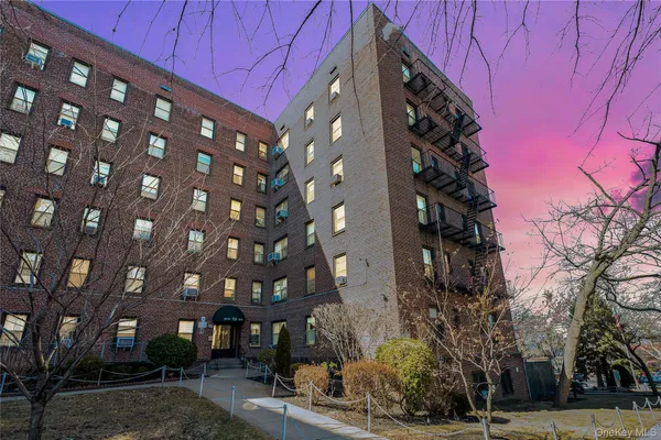 $350,000 | 62-19 53rd Avenue, Unit 6J | Maspeth