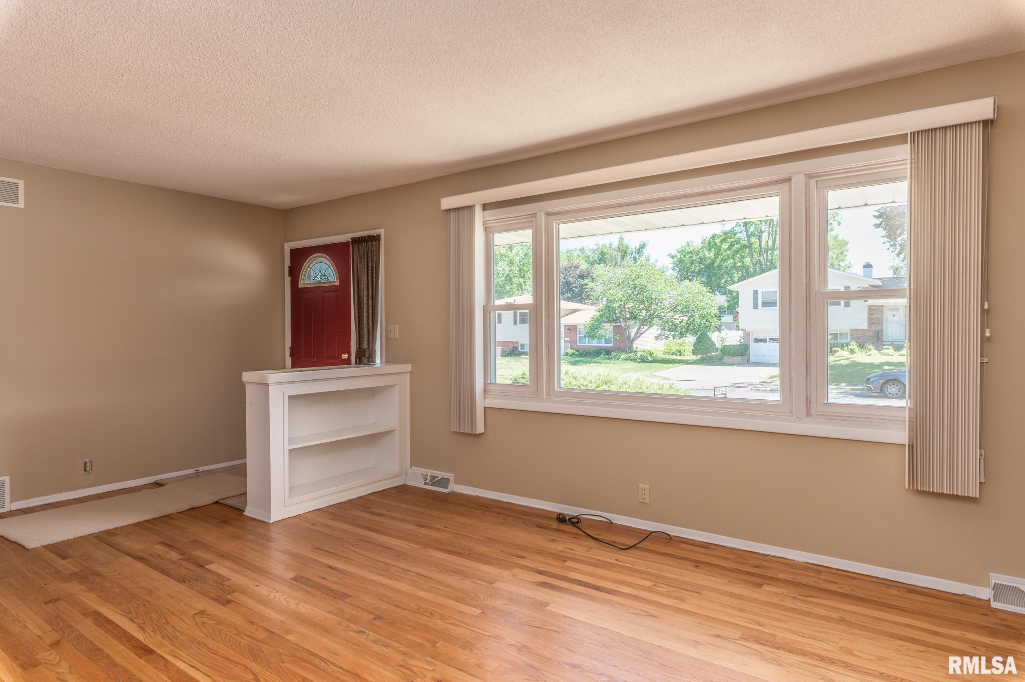 614 Westerfield Road Davenport, IA 52806 - Photo 2 of 17 Gallery Image 2