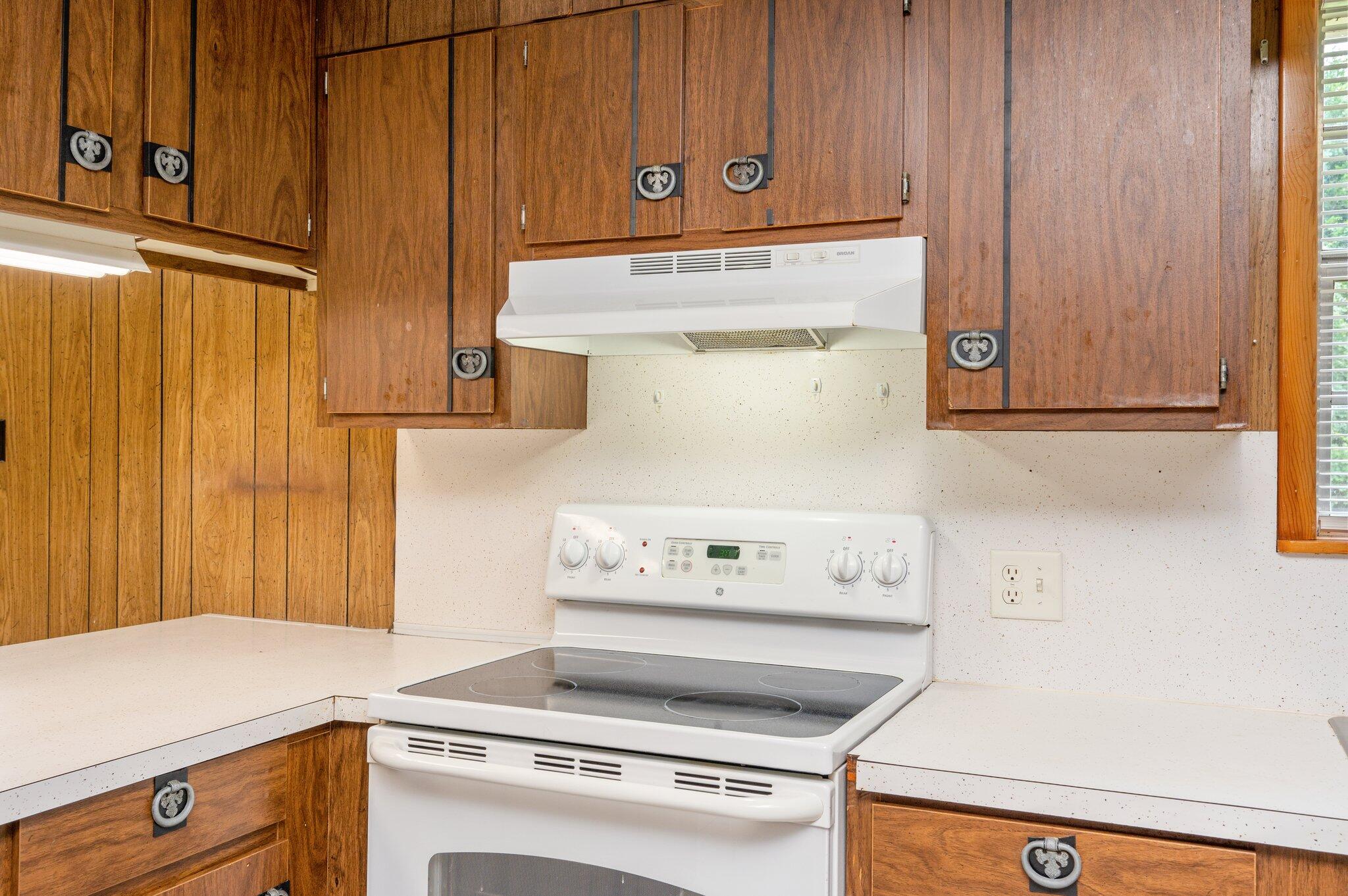 367 Andy Nowling Road DeFuniak Springs, FL 32433 - Photo 13 of 36 a kitchen with a stove and a microwave