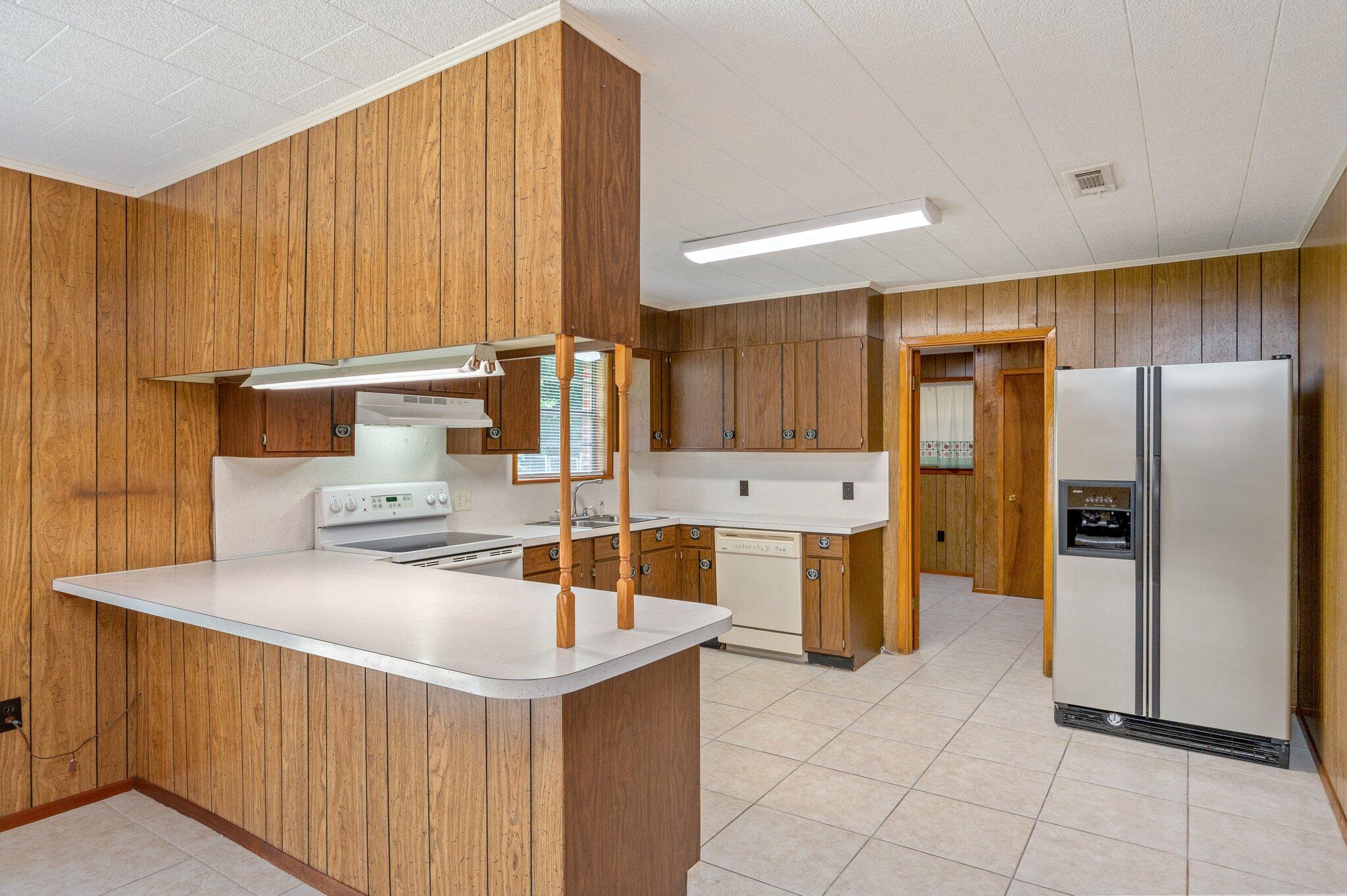367 Andy Nowling Road DeFuniak Springs, FL 32433 - Photo 10 of 36 a kitchen with a sink refrigerator and microwave