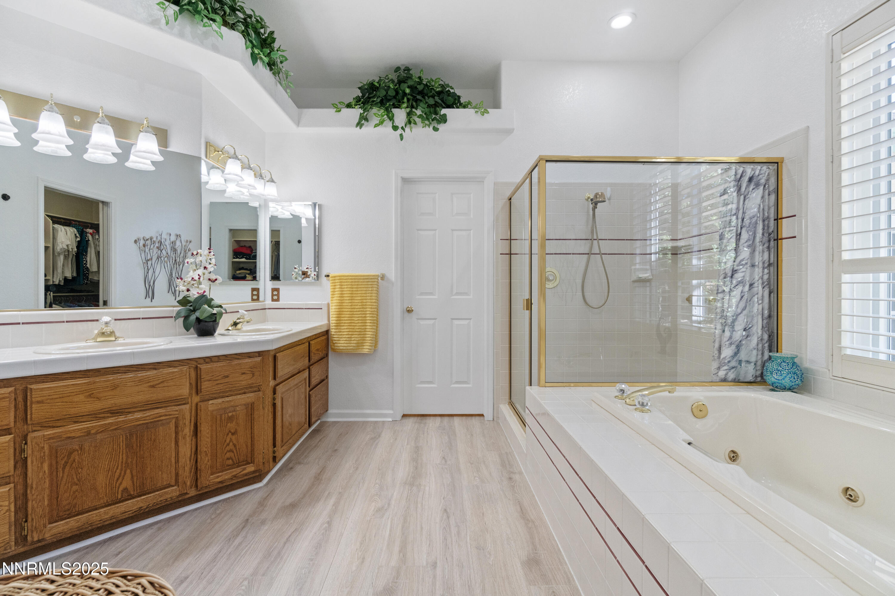 1216 Pleasantview Drive Gardnerville, NV 89460 - Photo 24 of 32 a spacious bathroom with a tub sink and mirror