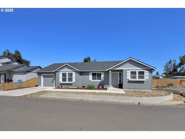 a view of house with a big yard