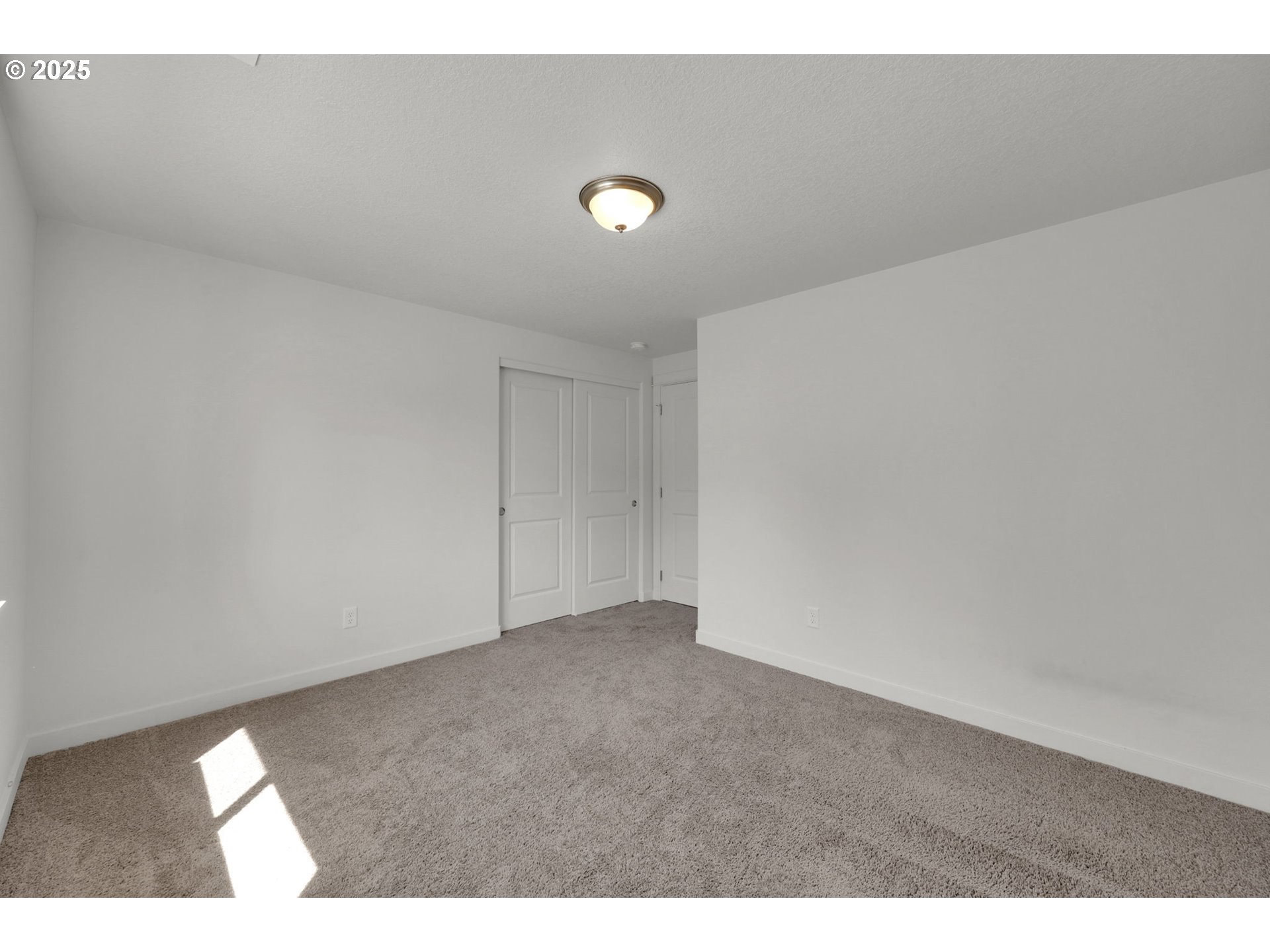 463 35th Street Springfield, OR 97478 - Photo 22 of 41 a view of an empty room