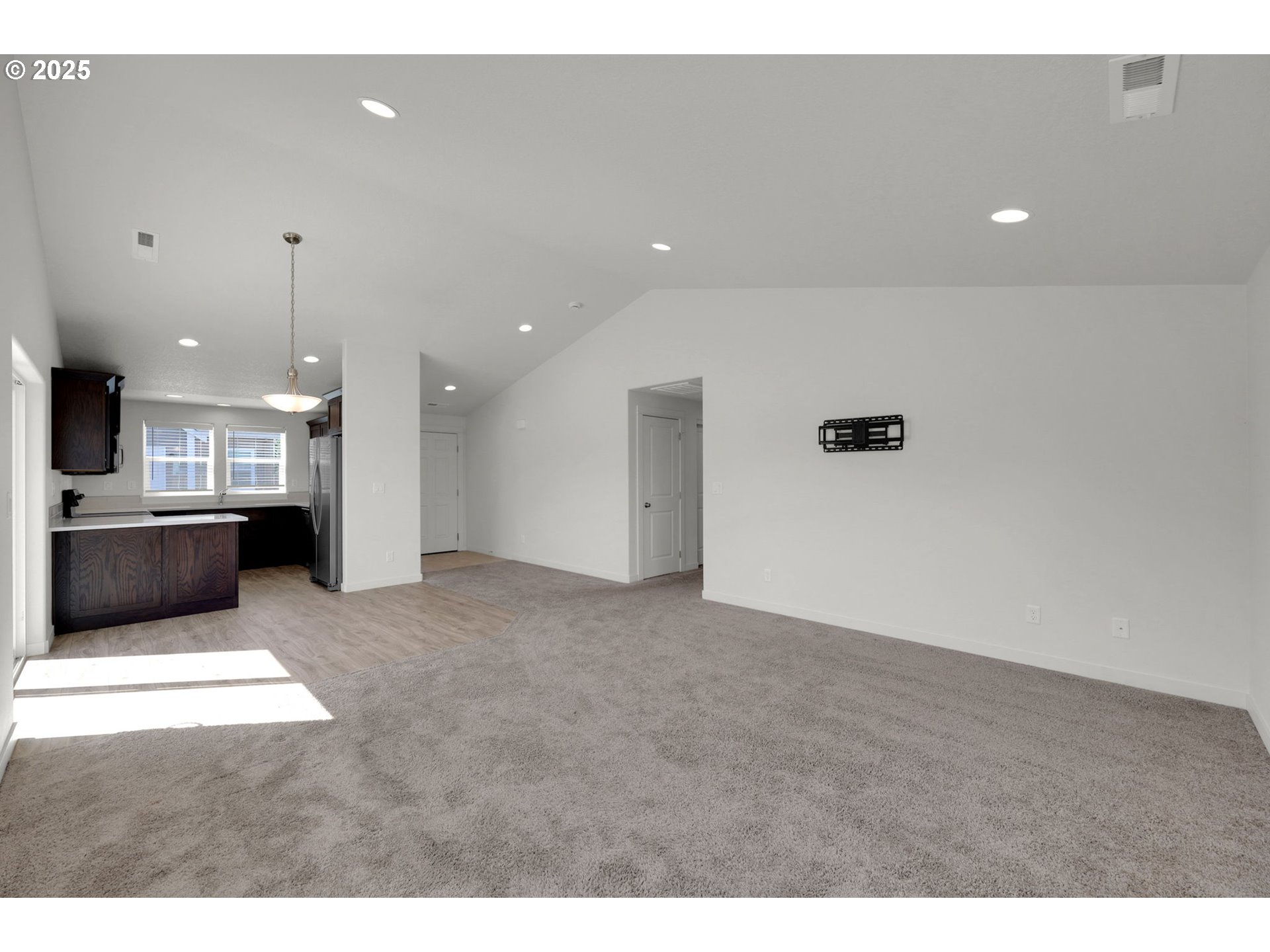 463 35th Street Springfield, OR 97478 - Photo 9 of 41 a view of an empty room