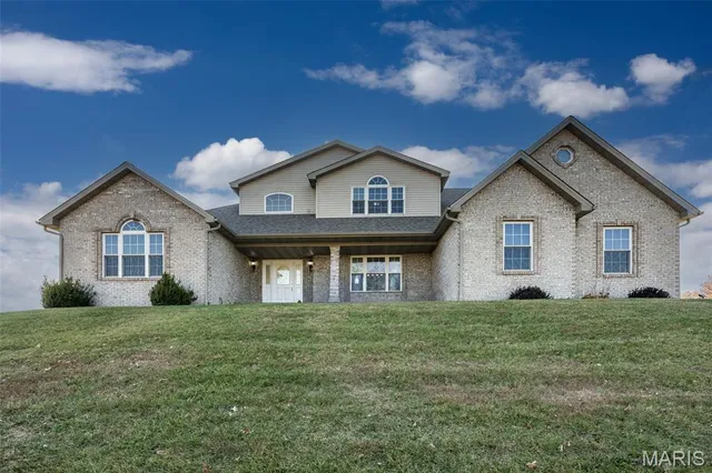 $665,000 | 31899 Red Oak Drive, Brighton, IL 62012