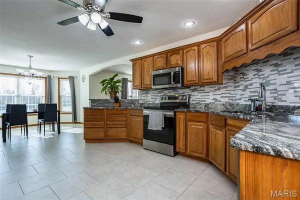 $655,000 | 31899 Red Oak Drive, Brighton, IL 62012