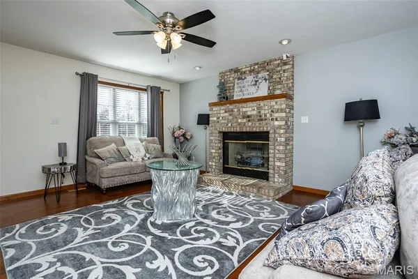 $655,000 | 31899 Red Oak Drive, Brighton, IL 62012