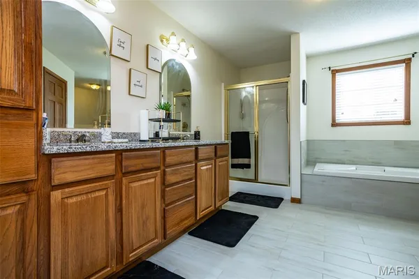 $655,000 | 31899 Red Oak Drive, Brighton, IL 62012