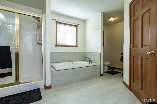 $665,000 | 31899 Red Oak Drive, Brighton, IL 62012