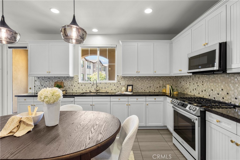 22157 Barrington Way Saugus, CA 91350 - Photo 19 of 46