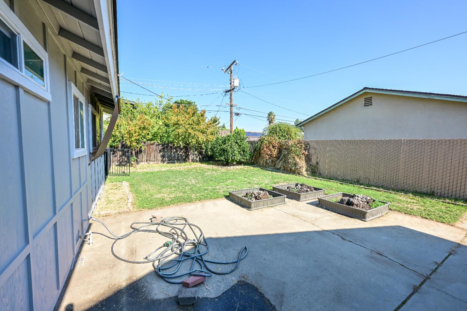133 10th Street Clovis, CA 93612 - Photo 14 of 17 a backyard of a house with table and chairs