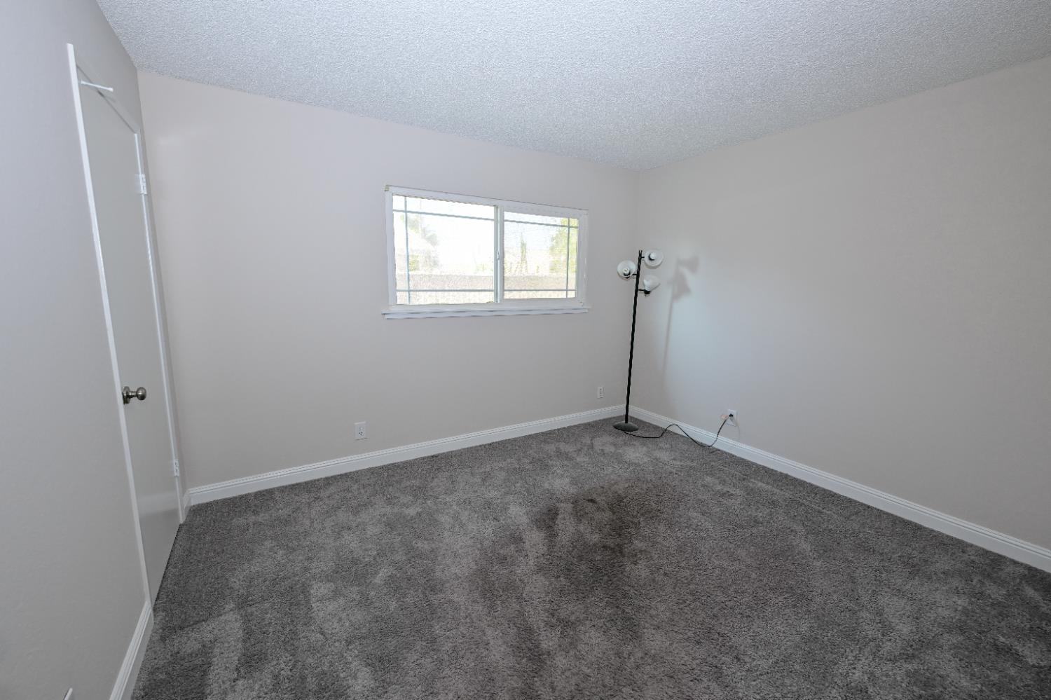 133 10th Street Clovis, CA 93612 - Photo 9 of 17 a view of empty room with a window