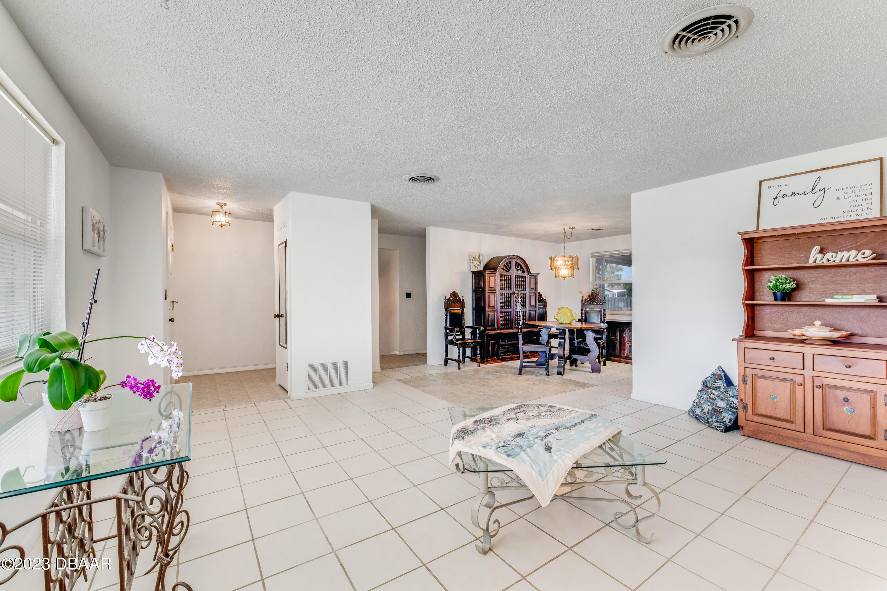 4 Emerald Isle Circle Ormond Beach, FL 32176 - Photo 3 of 21 living room